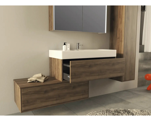 Badezimmer mit Waschbeckenunterschrank, Waschtisch und Spiegelschrank