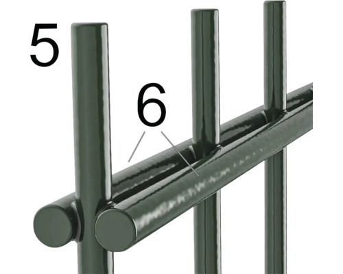 Detailansicht eines Metallzauns mit senkrechten Stäben und horizontalen Streben.