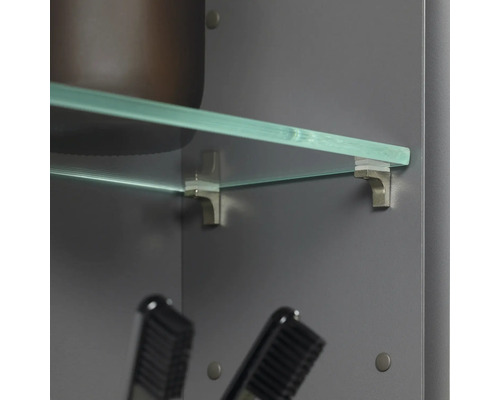 Detailaufnahme eines Glasregals mit Halterung in einem Badezimmerschrank