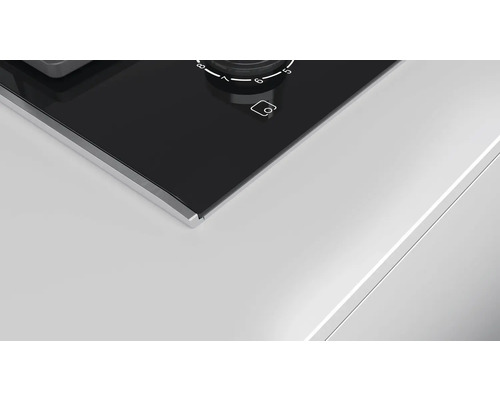 Detailansicht eines Glaskeramikkochfelds mit Bedienknebel