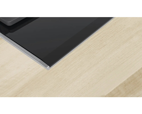 Detailansicht einer Glaskeramik Kochfläche auf einer Arbeitsplatte