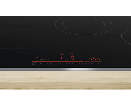 Schwarzes Kochfeld mit digitaler Anzeige