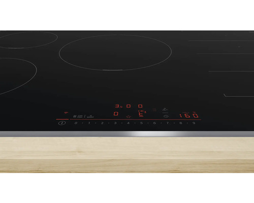 Schwarzes Kochfeld mit Touchscreen-Bedienfeld auf einer Arbeitsplatte