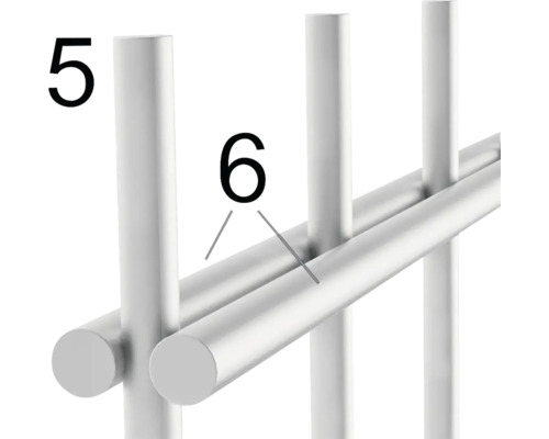 Detailansicht eines Metallregals mit runden Stäben und Beschriftung
