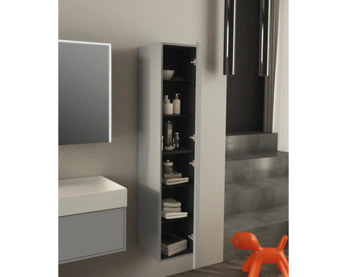 Badezimmer mit Waschbeckenunterschrank und offenem Hochschrank mit mehreren Regalen