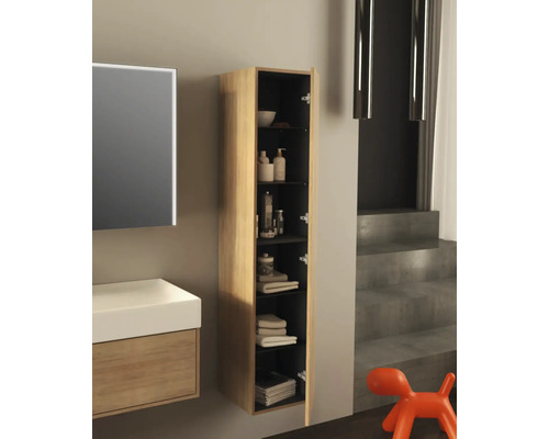 Badezimmer Szene mit Waschtisch, Spiegelschrank und offenem Holz-Hängeschrank gefüllt mit Badutensilien und Handtüchern