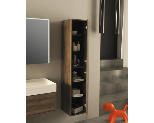 Badezimmer mit Waschbeckenunterschrank, Spiegelschrank und offenem Hochschrank zur Aufbewahrung von Badutensilien