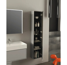 Badezimmer mit Waschbecken, Spiegelschrank und offenem Hochschrank zur Aufbewahrung von Badartikeln