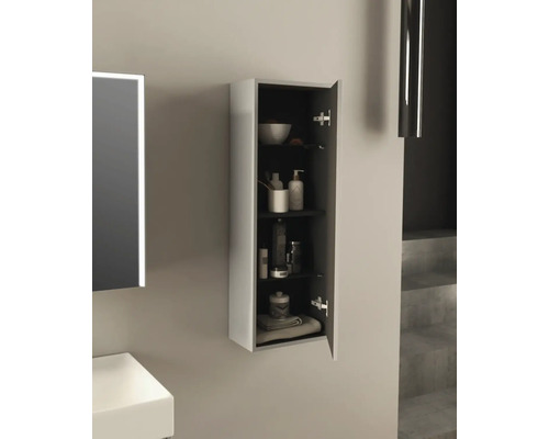 Badezimmer mit geöffnetem Hängeschrank zur Aufbewahrung von Badartikeln