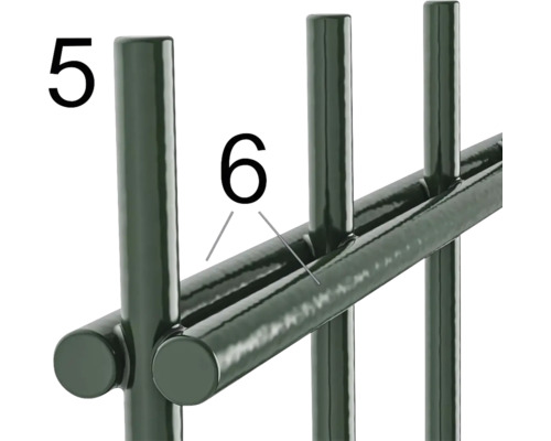 Detailansicht eines Metallzauns mit Pfosten und Querstreben.