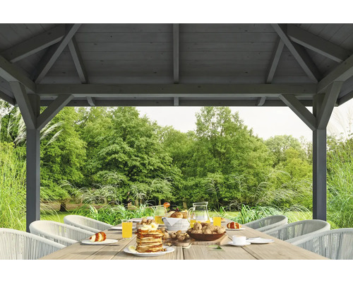 Holzpavillon mit Esstisch und Frühstück im Freien