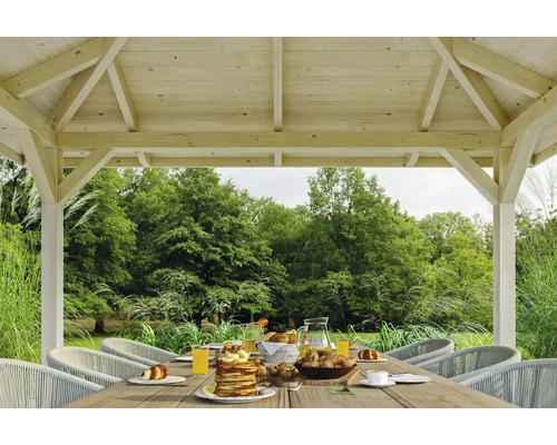 Holzpavillon mit gedecktem Tisch und Gartenblick