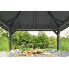 Holzpavillon mit Esstisch und Gartenblick