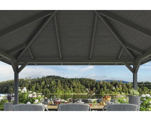 Holzpavillon mit gedecktem Tisch im Garten am See