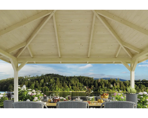 Holzpavillon mit gedecktem Tisch und Blick auf einen See