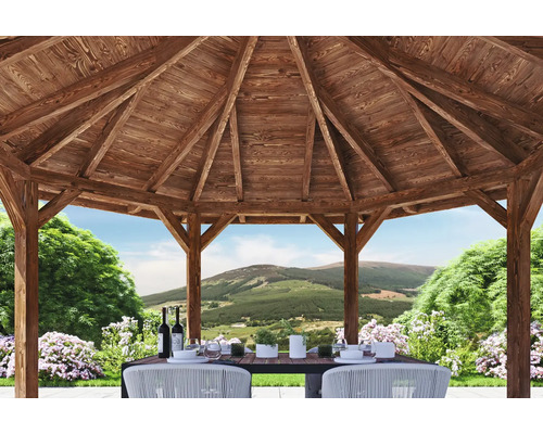 Holzpavillon mit gedecktem Tisch und Blick in die Natur