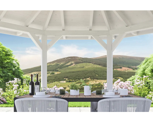 Heller Pavillon mit Esstisch, Stühlen und Blick auf die Landschaft