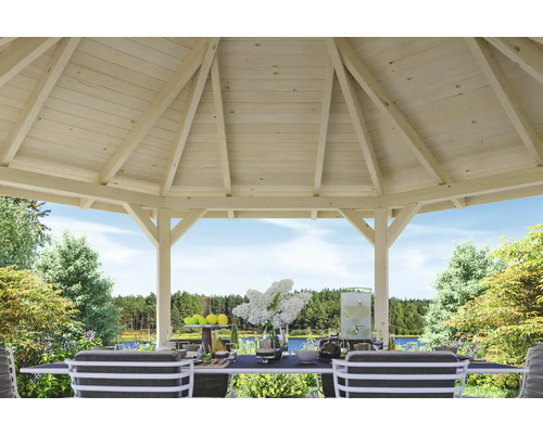 Holzpavillon mit Tisch und Stühlen im Garten