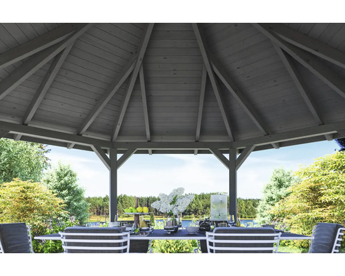 Detailansicht eines Pavillons mit Esstisch und Stühlen im Garten