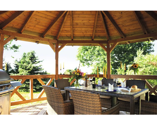 Holzpavillon mit Gartenmöbeln und Grillplatz für entspannte Stunden im Freien.