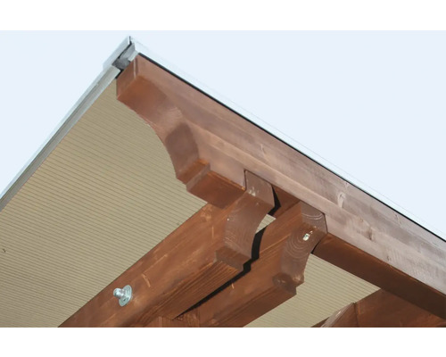 Detailansicht einer Holzpergola mit Dach