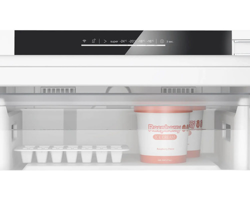 Innenraum eines Gefrierschranks mit Eiswürfelbehälter und Eis