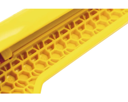 Detailansicht einer gelben Werkzeugs mit wabenförmiger Struktur.