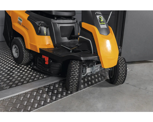 Aufsitzmäher auf einer Rampe