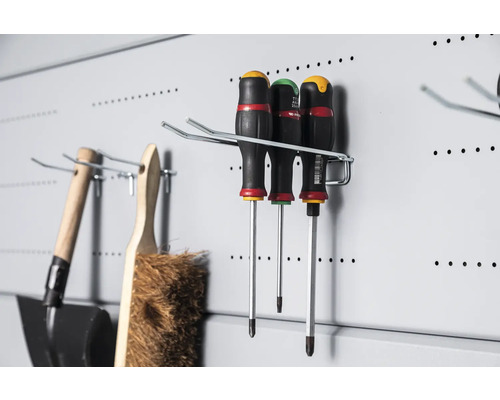 Drei Schraubendreher an einer Lochwandhalterung.