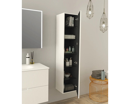 Badezimmer mit Waschbecken, beleuchtetem Spiegel und offenem Hängeschrank zur Aufbewahrung von Badutensilien.