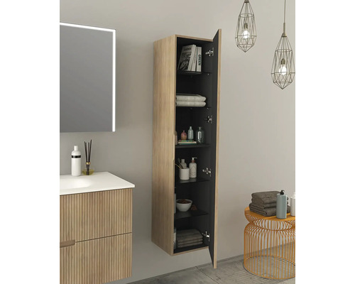 Badezimmer mit Waschbeckenunterschrank, Spiegelschrank und offenem Hängeschrank