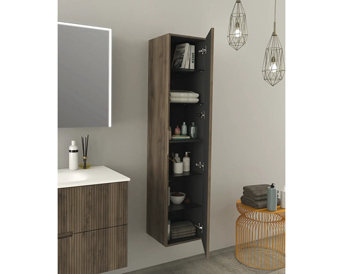 Badezimmer mit Waschtisch, Spiegelschrank und offenem Hochschrank zur Aufbewahrung