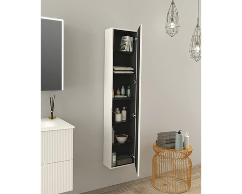 Badezimmer Szene mit Waschbeckenunterschrank, Spiegel, Hängeschrank und Beistelltisch mit Handtüchern und Lotionen.