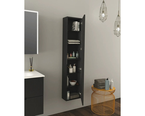 Badezimmeransicht mit Waschtisch, Spiegelschrank und offenem Hängeschrank mit Regalen