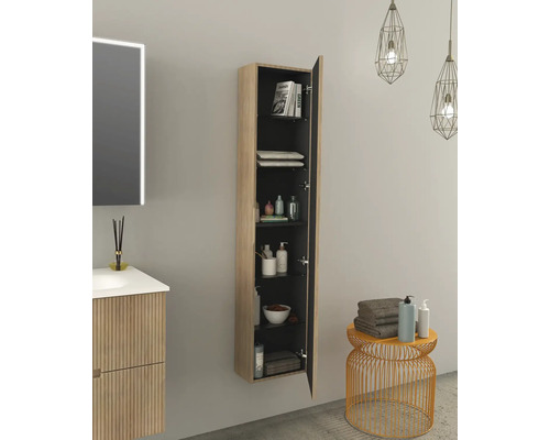 Badezimmer mit Waschtisch, Spiegelschrank und offenem Hochschrank mit Regalen