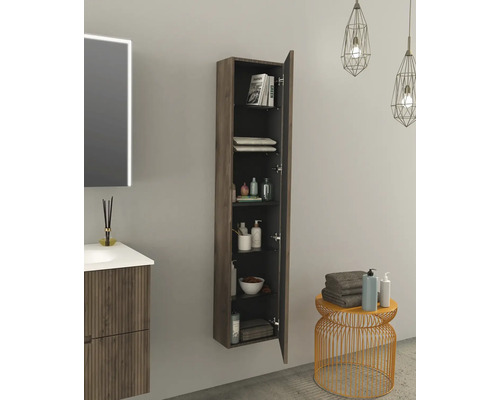 Badezimmer mit Waschbeckenunterschrank, Spiegelschrank und offenem Hängeschrank mit Regalböden