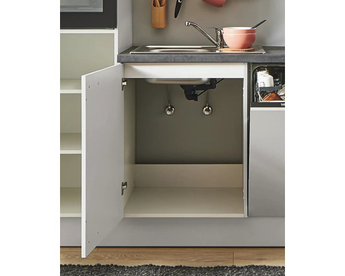 Küchenzeile mit offenem Spülenschrank und Spüle