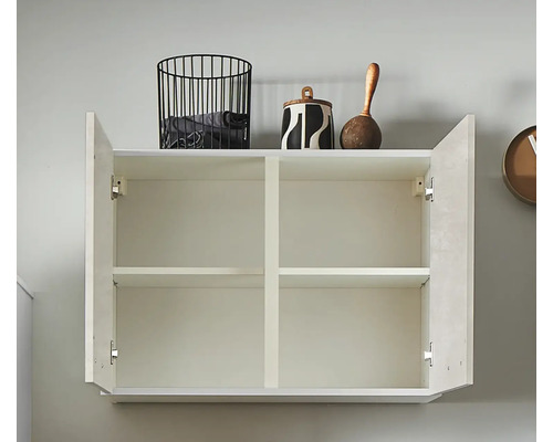 Offener Wandschrank mit zwei Regalen zur Aufbewahrung