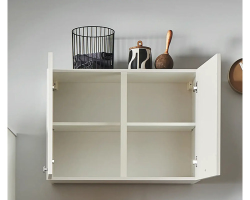 Wandschrank mit Einlegeböden und offener Tür zur Aufbewahrung