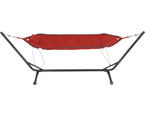 Freistehende Hängematte mit rotem Tuch und schwarzem Gestell