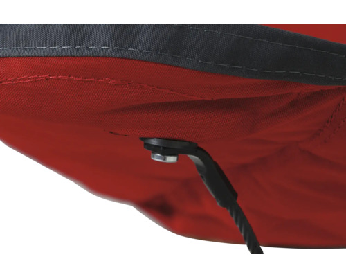 Detailansicht eines rot-grauen Markisenstoffes mit Befestigungselement