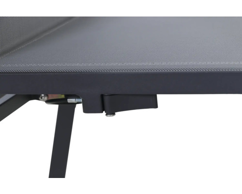 Detailansicht eines Gartenmöbels mit Metallgestell und Stoffbespannung.