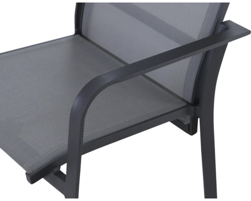 Detailansicht eines Gartenstuhls mit Armlehne und Sitzfläche aus Textilgewebe