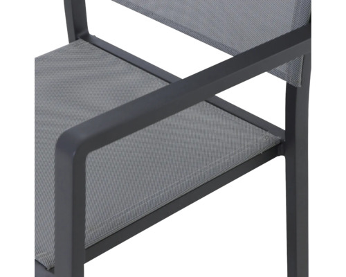 Detailansicht eines Gartenstuhls mit Aluminiumrahmen und Textilbespannung