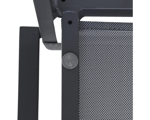 Detailansicht eines Gartenmöbelstücks mit Metallrahmen und Gewebebespannung