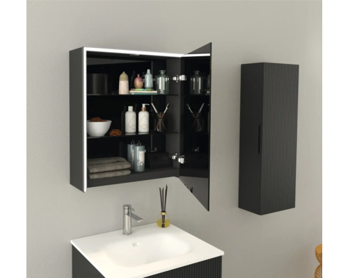 Badezimmer mit Waschbecken, Spiegelschrank und Hängeschrank