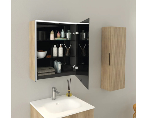 Badezimmer mit offenem Spiegelschrank, Waschbecken und Hängeschrank