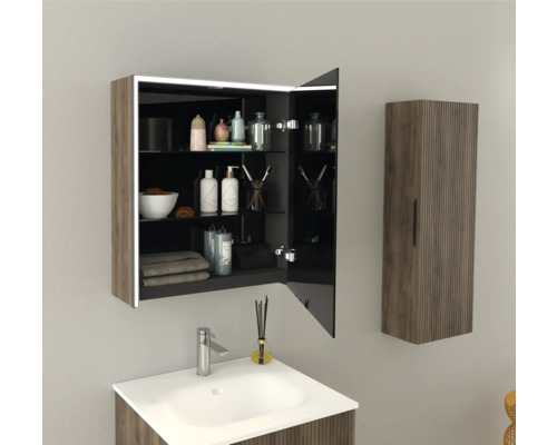 Badezimmeransicht mit Waschbecken, Spiegelschrank mit geöffneter Tür und zusätzlichem Hängeschrank.