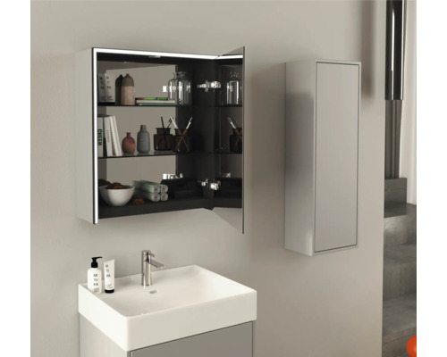 Badezimmer mit Waschbeckenunterschrank, Waschbecken, Spiegelschrank und Hochschrank