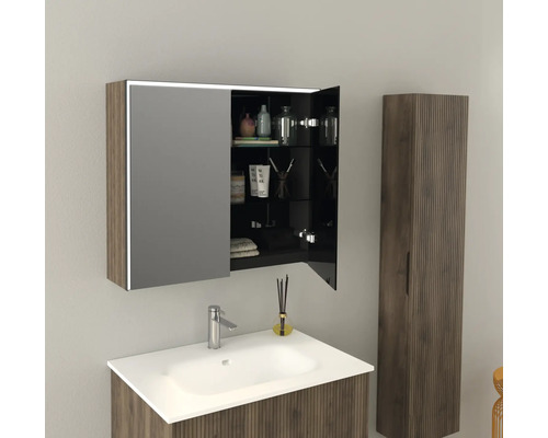 Modernes Badezimmer mit Waschtisch, Spiegelschrank und Hochschrank in Holzoptik.